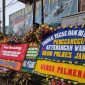 Karangan bunga yang memenuhi halaman Polda Metro Jaya. /Pmjnews.com.