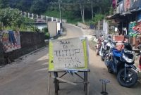 Warga minta jalan untuk melintas sepeda motor. Karena, jalan alternatif memasuki medan yang sulit. /Dadang Supriyatna