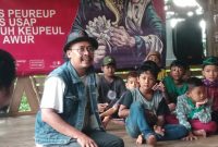 Koordinator Sekolah Warga Nasional Mang Deni Weje, saat melakukan interaksi dengan anak anak di SW Baleriung Mandalawangi Surade Sukabumi. /Istimewa
