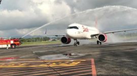 Water salute – penyiraman pada badan pesawat berbentuk lengkungan sebagai penanda pelaksanaan penerbangan perdana. /Batik Air