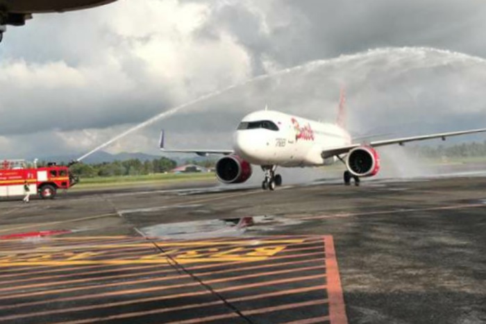Water salute – penyiraman pada badan pesawat berbentuk lengkungan sebagai penanda pelaksanaan penerbangan perdana. /Batik Air