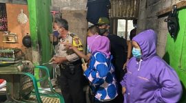 Kepolisian langsung menuju TKP dan melakukan pengecekan Kematian Pria Paruh Baya di Rumahnya. /Dok. humas.polri.go.id.