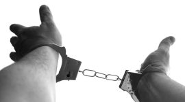 Ilustrasi Tersangka Tahanan diborgol. /Pixabaya.com/KlausHausmann.