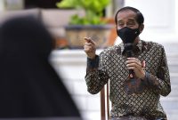 Presiden Joko Widodo menyerahkan Bantuan Modal Kerja (BMK). /Instagram.com/@sekretariat.kabinet.
