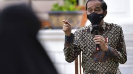 Presiden Joko Widodo menyerahkan Bantuan Modal Kerja (BMK). /Instagram.com/@sekretariat.kabinet.
