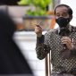 Presiden Joko Widodo menyerahkan Bantuan Modal Kerja (BMK). /Instagram.com/@sekretariat.kabinet.
