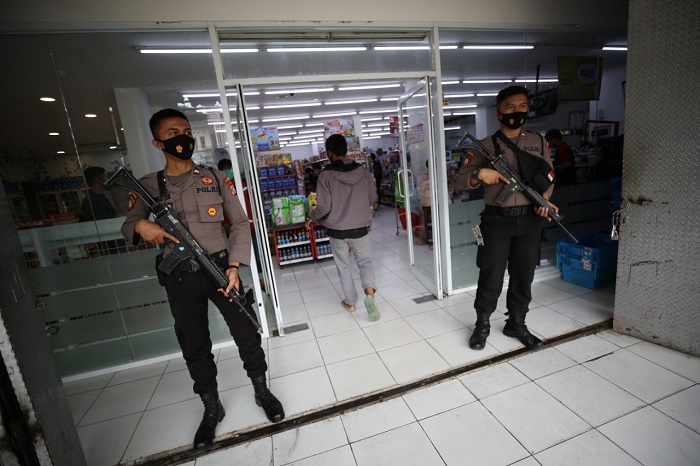 Aparat Kepolisian Tengah melakukan pendampingan pengamanan kegiatan jual beli toko retail. /Dok BNPB Indonesia.