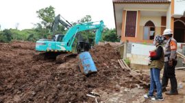 Korban tertimbun longsor diperkirakan 40 orang, 24 orang diantaranya sudah ditemukan dan 16 orang masih dalam pencarian. /Dok. BNPB