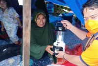 Lampu air garam menghadirkan cahaya melalui cara yang sangat sederhana: Air garam, atau garam dapur yang dilarutkan ke dalam air. /Dok. BNPB Indonesia