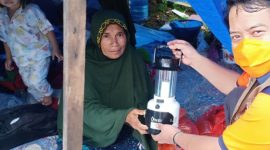 Lampu air garam menghadirkan cahaya melalui cara yang sangat sederhana: Air garam, atau garam dapur yang dilarutkan ke dalam air. /Dok. BNPB Indonesia