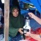 Lampu air garam menghadirkan cahaya melalui cara yang sangat sederhana: Air garam, atau garam dapur yang dilarutkan ke dalam air. /Dok. BNPB Indonesia