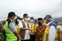 Doni meninjau lokasi bersama Menteri Pekerjaan Umum dan Perumahan Rakyat (PUPR) Basuki Hadimuldjono dan Kepala Badan Meteorologi Klimatologi dan Geofisika (BMKG) Dwikorita Karnawati. /Dok. BNPB Indonesia.