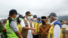 Doni meninjau lokasi bersama Menteri Pekerjaan Umum dan Perumahan Rakyat (PUPR) Basuki Hadimuldjono dan Kepala Badan Meteorologi Klimatologi dan Geofisika (BMKG) Dwikorita Karnawati. /Dok. BNPB Indonesia.