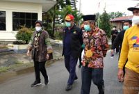 Mensos Tri Rismaharini meninjau kerusakan fasilitas bandara Tampa Padang, Mamuju, Sulbar, /Dok  Kemensos RI