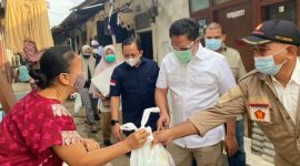 Habiburokhman dan Adnan Taufiq nampak begitu diapresiasi oleh yang menerima bantuan dari dua wakil rakyat dari Dapil IV wilayah Jakarta Timur. /Dok. Apakabarnews.com/Igor