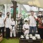 Bupati Bogor, Ade Yasin saat bertemu dengan Zahira dan Zahran dua karateka cilik juara dunia Karate 2020. /Instagram.com/@kabupaten.bogor.