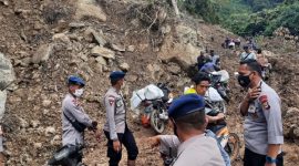 Longsoran material yang menutup jalur menuju lima desa di Kecamatan Ulumanda, Kabupaten Majene. /Dok. BNPB Indonesia.