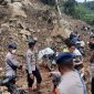 Longsoran material yang menutup jalur menuju lima desa di Kecamatan Ulumanda, Kabupaten Majene. /Dok. BNPB Indonesia.
