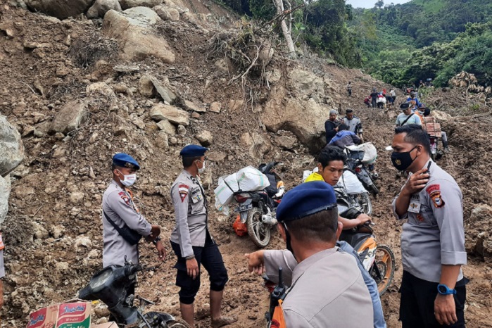 Longsoran material yang menutup jalur menuju lima desa di Kecamatan Ulumanda, Kabupaten Majene. /Dok. BNPB Indonesia.