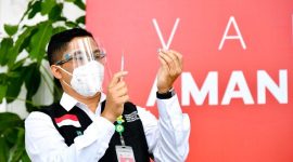 Presiden Joko Widodo menjadi orang pertama yang menerima vaksin dalam program vaksinasi massal secara gratis di Indonesia. /Laily Rachev - Biro Pers Sekretariat Presiden.