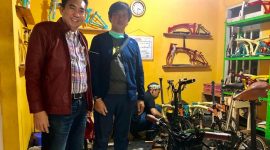 Penanggungjawab pemasaran Kreuz Aris, diantara Dedi Ruslan (kiri) dan Yudiantara (kanan). Dok. Apakabarjabar.com/DR Media Center
