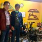 Penanggungjawab pemasaran Kreuz Aris, diantara Dedi Ruslan (kiri) dan Yudiantara (kanan). Dok. Apakabarjabar.com/DR Media Center
