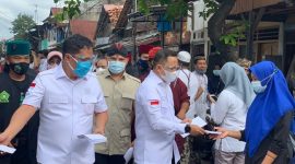 Habiburokhman dan Adnan Taufiq melakukan Program "Bantu Rakyat" di Kelurahan Kebon Mangis Kecamatan Matraman Jakarta Timur. /Dok. Igor Dirgantara