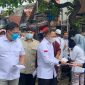 Habiburokhman dan Adnan Taufiq melakukan Program "Bantu Rakyat" di Kelurahan Kebon Mangis Kecamatan Matraman Jakarta Timur. /Dok. Igor Dirgantara