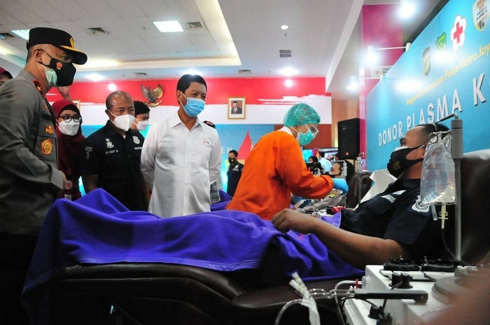 Polda Metro Jaya & Kodam Jayakarta bersama Palang Merah Indonesia (PMI) Provinsi DKI Jakarta mengadakan Donor Plasma Konvalesen. /Instagram.com/@pmi_dkijakarta.