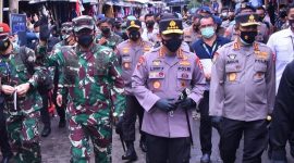 Kapolri Jenderal Listyo Sigit bersama Panglima TNI Marsekal Hadi Tjahjanto Prabowo melakukan pemantauan langsung penerapan Prokes penanganan COVID-19. /Instagram.com/@puspentni.