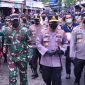 Kapolri Jenderal Listyo Sigit bersama Panglima TNI Marsekal Hadi Tjahjanto Prabowo melakukan pemantauan langsung penerapan Prokes penanganan COVID-19. /Instagram.com/@puspentni.