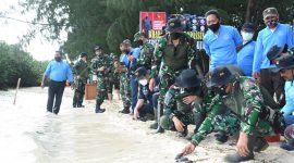 Komandan Jenderal  Kopassus Mayjen TNI Mohamad Hasan melaksanakan Bakti Sosial dengan tema "Bersama Rakyat TNI Kuat". /Dok. Kopassus