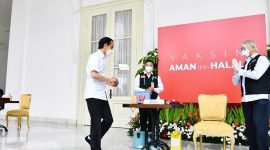 Presiden Joko Widodo menjadi orang pertama yang menerima vaksin dalam program vaksinasi massal secara gratis di Indonesia. /Laily Rachev - Biro Pers Sekretariat Presiden.