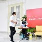 Presiden Joko Widodo menjadi orang pertama yang menerima vaksin dalam program vaksinasi massal secara gratis di Indonesia. /Laily Rachev - Biro Pers Sekretariat Presiden.