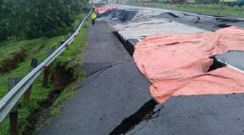 Ruas Tol Cipali mengalami kerusakan Akibat Banjir. /Instagram.com/@infojawabarat.

