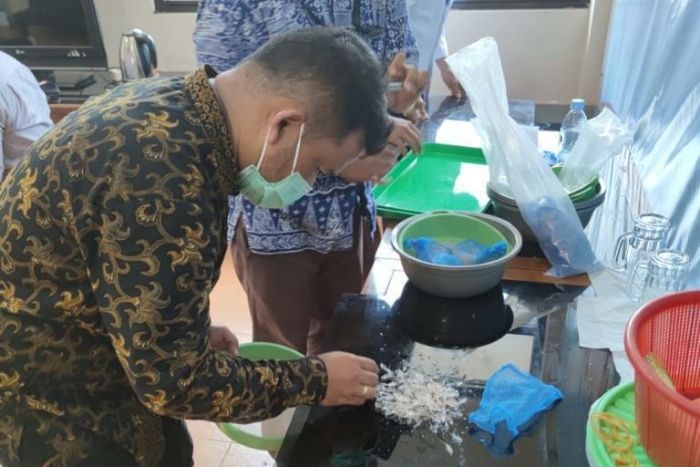 Paket berkedok garmen yang ternyata berisi benur berhasil digagalkan. /Dok. Humas BKIPM, KKP
