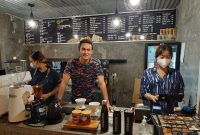 Aktor pesinetron Jinny oh Jinny, Indra Brugman membuka usaha membuka kedai kopi. /Dok. Kopibrug