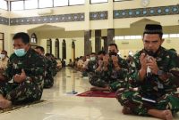Segenap prajurit TNI AL berdoa bersama yang dipimpin Kepala Dinas Pembinaan Mental Angkatan Laut (Kadisbintalal) Laksma TNI Drs. Ian Heriyawan, diawali dengan ibadah shalat hajat, membaca surat Yasin, istigozah dan doa keselamatan. /Instagram.com/@tni_angkatan_laut