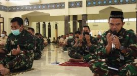 Segenap prajurit TNI AL berdoa bersama yang dipimpin Kepala Dinas Pembinaan Mental Angkatan Laut (Kadisbintalal) Laksma TNI Drs. Ian Heriyawan, diawali dengan ibadah shalat hajat, membaca surat Yasin, istigozah dan doa keselamatan. /Instagram.com/@tni_angkatan_laut