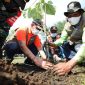 Kepala BNPB Doni Monardo saat penanaman bibit pohon di Pantai Cemara Sewu, Desa Bunton, Kecamatan Adipala, Kabupaten Cilacap, Jawa Tengah. Dok. BNPB /Dok. BNPB Indonesia