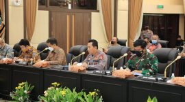 Kapolri Jenderal Pol Listyo Sigit Prabowo dalam rapat koordinasi lintas sektoral kesiapan menghadapi Idul Fitri 1442 Hijriah/2021. Acara berlangsung Rabu 21 April 2021 malam, membahas pengamanan Idul Fitri. /Dok. humas.polri.go.id
