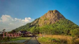 Kedai Kopi Ki Damang berhadapan langsung dengan Gunung Batu /Instagram.com @kidemang.coffe
