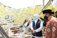 Gubernur Provinsi Jawa Timur Khofifah Indar Parawansa saat meninjau lokasi terdampak berat gempa Malang. /Instagram.com/@khofifah.ip