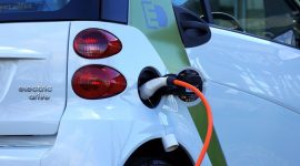 Mobil sedang mengisi daya kendaraan utilitas listrik. /Pexels.com/Mike
