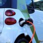Mobil sedang mengisi daya kendaraan utilitas listrik. /Pexels.com/Mike