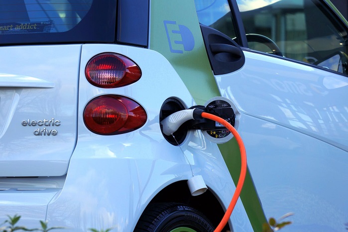 Mobil sedang mengisi daya kendaraan utilitas listrik. /Pexels.com/Mike