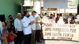 Anggota DPRD DKI Jakarta Habiburokhman dan Adnan Taufiq memberikan Bantuan dan Santunan Kepada Anak Yatim di Pulo Jahe Jakarta Timur. /Dok. Igor Dirgantara