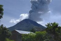 Gunung Sinabung di Kabupaten Karo, Provinsi Sumatera Utara, saat erupsi pada 2 November 2020 lalu, tinggi kolom abu teramati sekitar 1.500 m di atas puncak. /Instagram.com/@volcanian_oficial