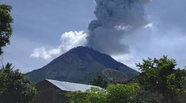 Gunung Sinabung di Kabupaten Karo, Provinsi Sumatera Utara, saat erupsi pada 2 November 2020 lalu, tinggi kolom abu teramati sekitar 1.500 m di atas puncak. /Instagram.com/@volcanian_oficial