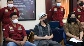 WNA asal Kanada yang akan dideportasi dari Bali dalam konferensi pers di Kantor Kemenkumham Bali, di Denpasar. /Instagram.com/@kanwilbali